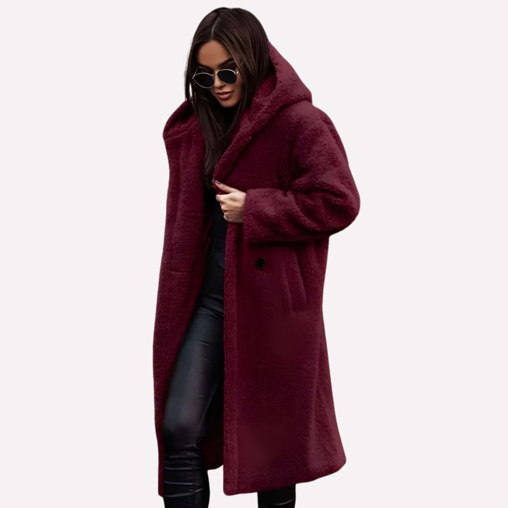 Comfortabele gewatteerde buitenkleding voor dames, een lange jas met capuchon en knoopsluiting.
