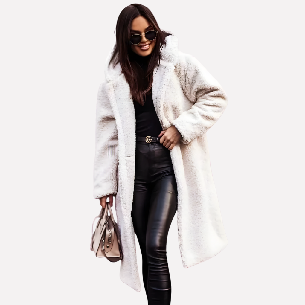 Moderne dames winterjas, gewatteerd en voorzien van een warme capuchon, met handige knoopsluiting.