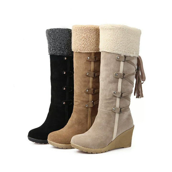 Beige dames winterlaarzen met sleehak. Warme comfortlaarzen, ideaal voor de winter en modieuze looks.