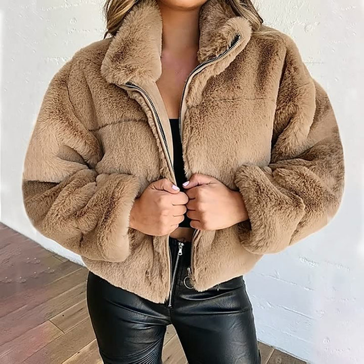 Trendy dames winterjas met een stijlvol design. Warme en comfortabele bovenkleding voor vrouwen.