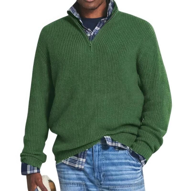 Man draagt comfortabele, casual herentrui in een winterse setting. Stijlvolle en warme herenmode.