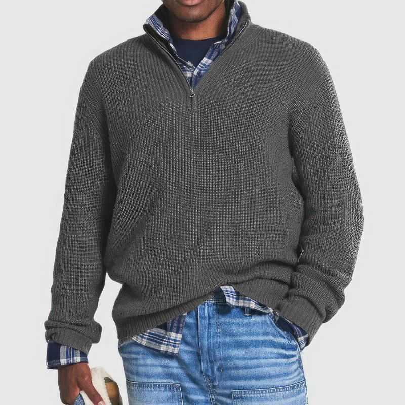 Moderne herenmode: stijlvolle warme wintertrui gecombineerd voor een comfortabele en tijdloze look.