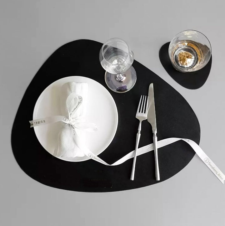 Stijlvolle waterbestendige leren placemat set van Tablevo op een moderne eettafel. Perfecte tafeldecoratie en bescherming.