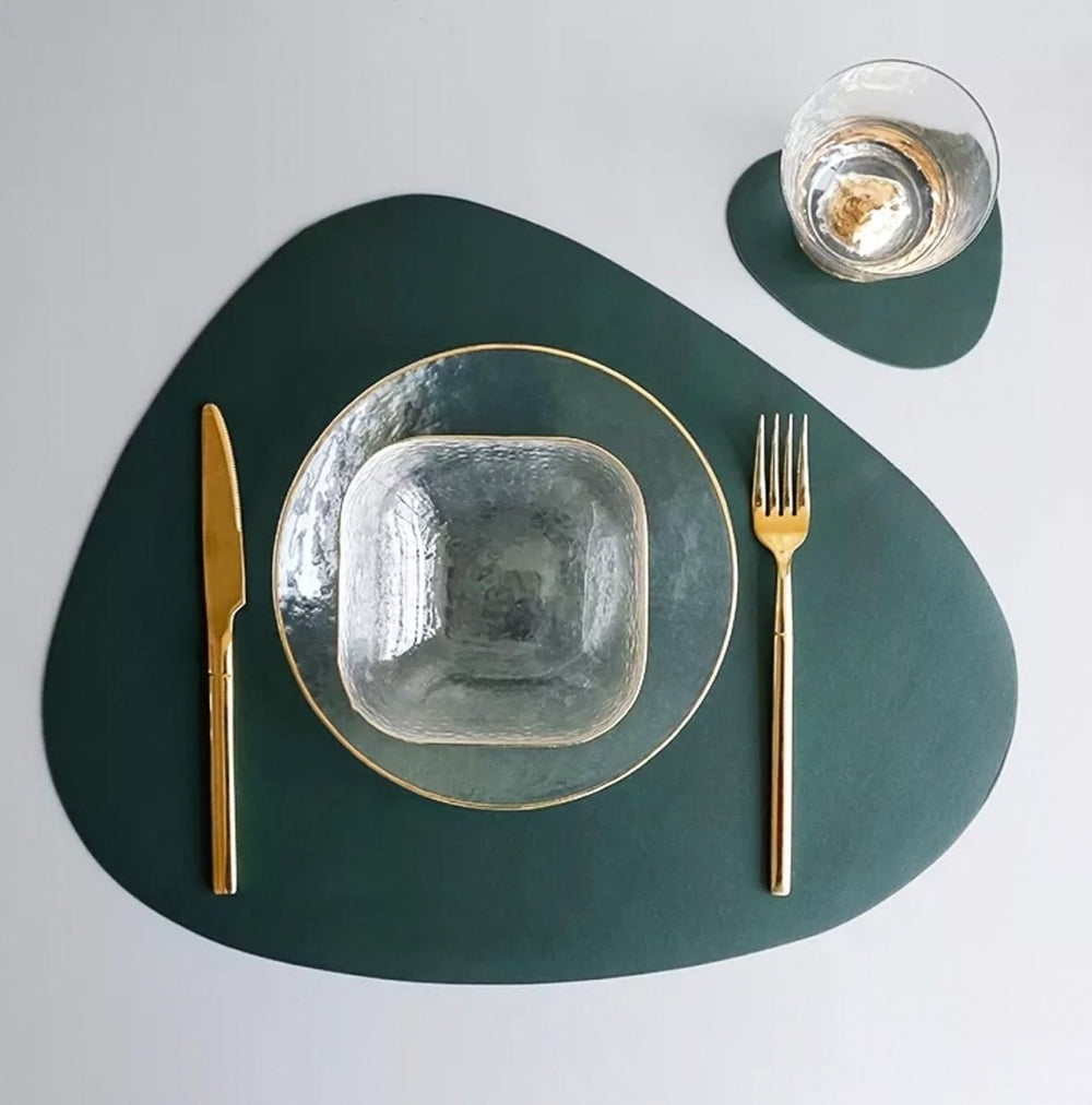 Close-up van de waterbestendige PU leren placemat set, ideaal voor eetkamer en hittebestendige tafelbescherming.
