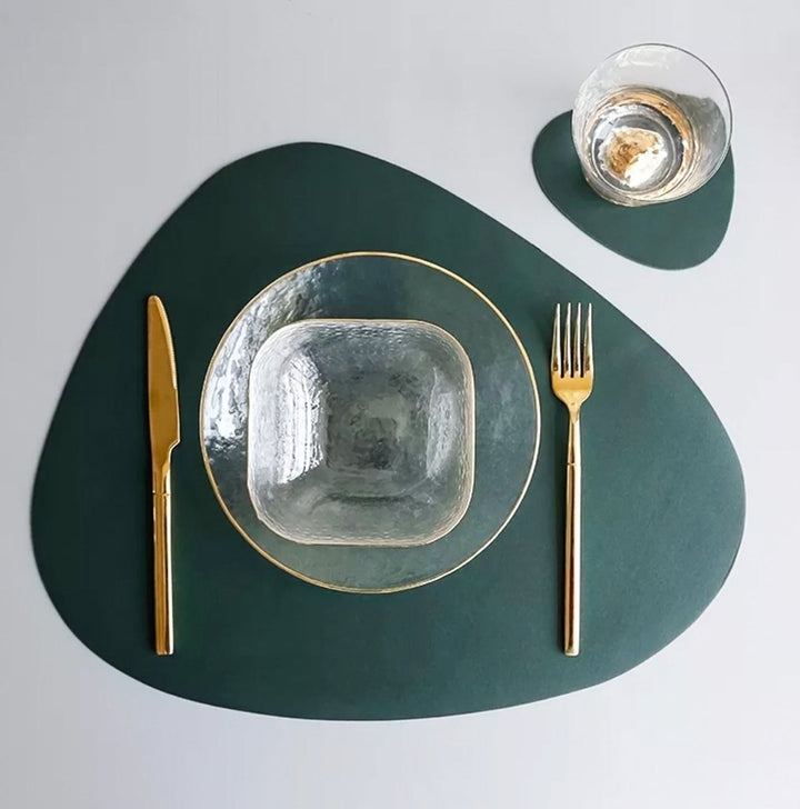 Close-up van de waterbestendige PU leren placemat set, ideaal voor eetkamer en hittebestendige tafelbescherming.