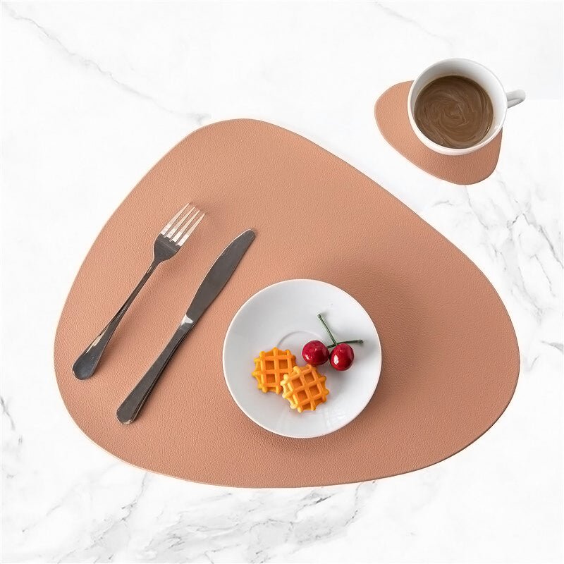 Morsbestendige leren placemat set beschermt de eettafel tegen vlekken. Ideaal als waterbestendig keukentextiel.