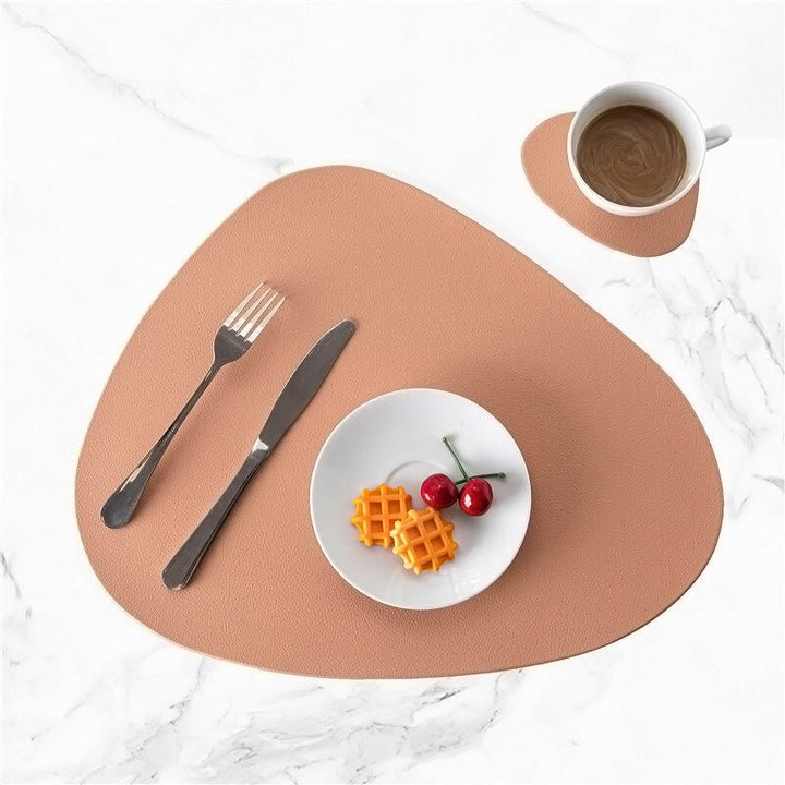Morsbestendige leren placemat set beschermt de eettafel tegen vlekken. Ideaal als waterbestendig keukentextiel.