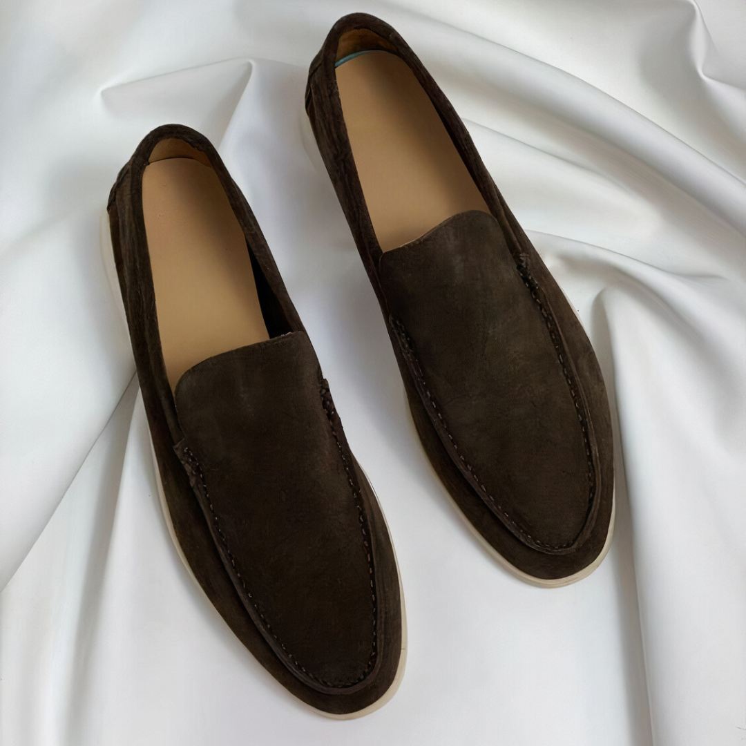 Stijlvolle zwarte heren instaploafers van leer, perfect voor zowel zakelijke als casual gelegenheden, met comfortabele pasvorm.
