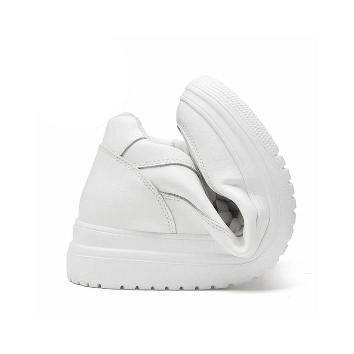 Minimalistische zwarte verhoogde herensneakers, ontworpen voor stijl en comfort met discrete lengteverhoging.