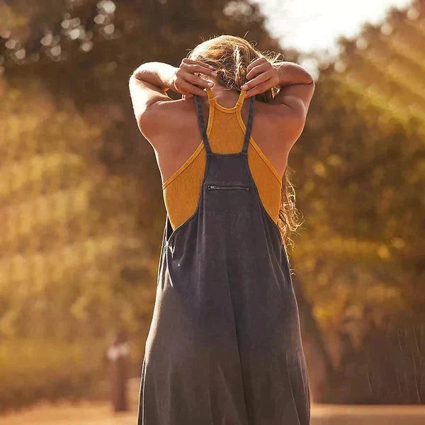 Stijlvolle zwarte loose fit damesjumpsuit met comfortabele pasvorm en handige zijzakken voor elke gelegenheid.