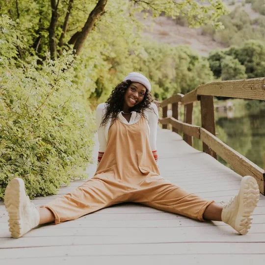Levendige oranje mouwloze loose fit damesjumpsuit, ideaal als zomerkleding en casual stijlvolle reiskleding.