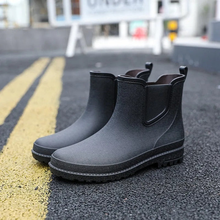 Stijlvolle zwarte Lucas Rain Walk heren regenlaarzen. Halfhoog, waterdicht en comfortabel voor herfst en winter.