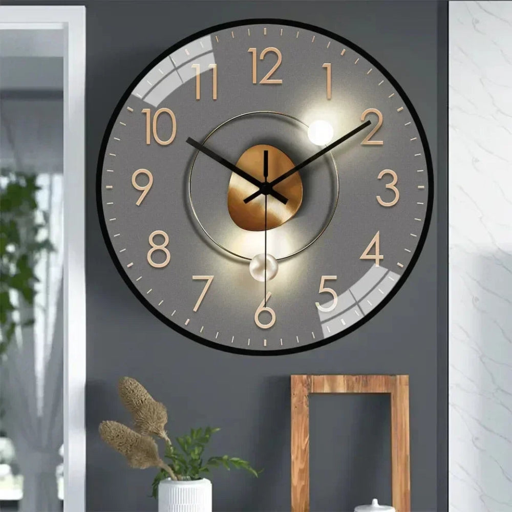 Digitale klok met heldere, grote cijfers en modern ontwerp, geen storend getik. Voor aan de muur.