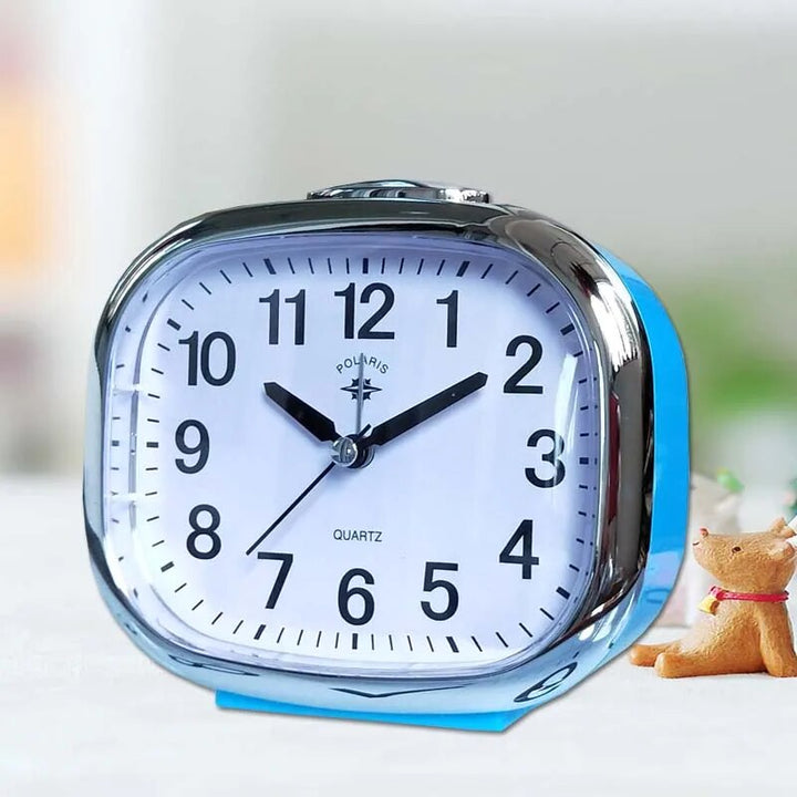 Stille wekker met nachtlampje en sluimerfunctie, ideaal voor een rustige nachtrust in de slaapkamer.