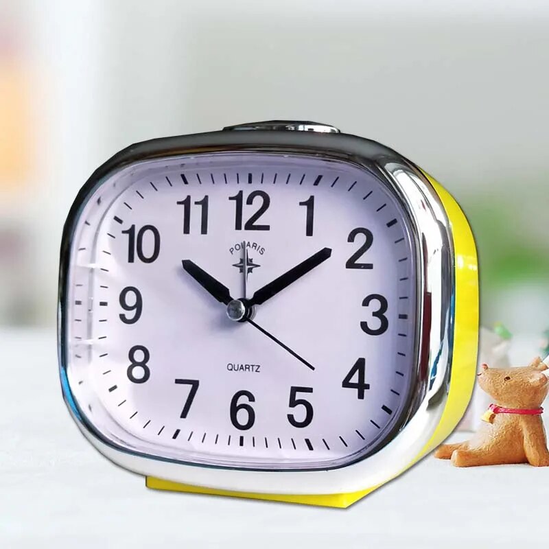 Compacte nachtkastklok met stil uurwerk en ingebouwd nachtlampje, past perfect bij modern interieur.