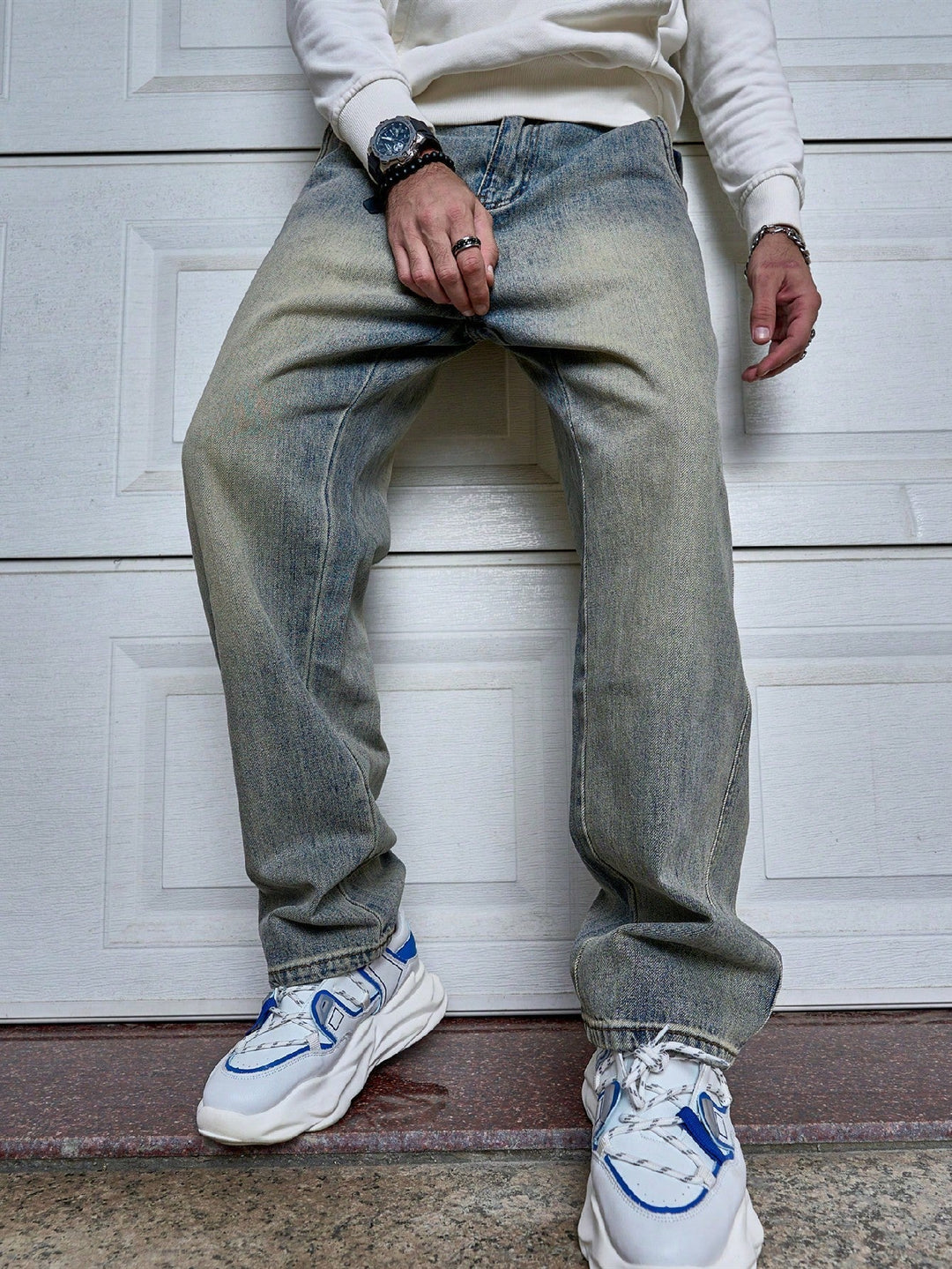 Donkerblauwe straight-fit heren jeans. Tijdloze spijkerbroek voor casual herenmode en dagelijkse kleding.