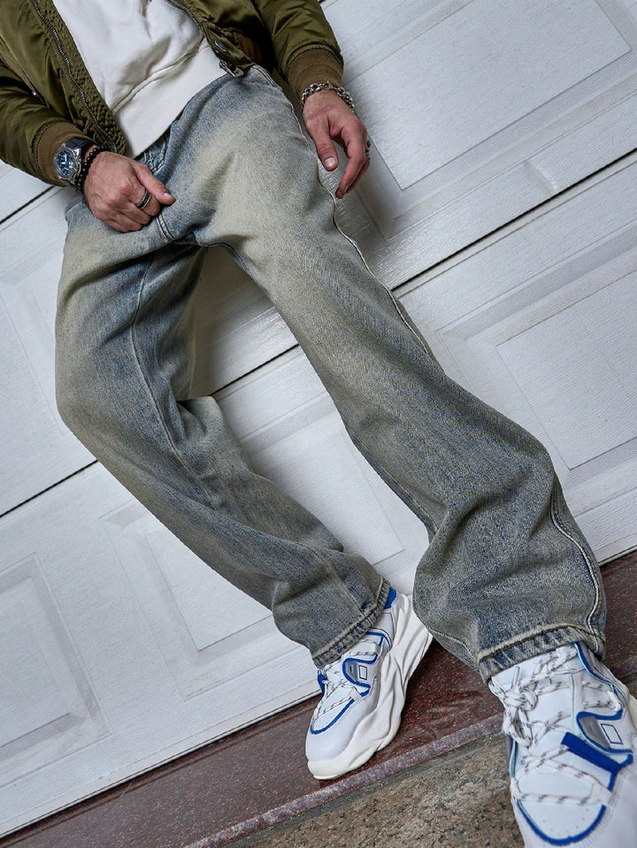 Klassieke donkerblauwe spijkerbroek met straight-fit pasvorm. Perfect voor alle seizoenen herenmode.
