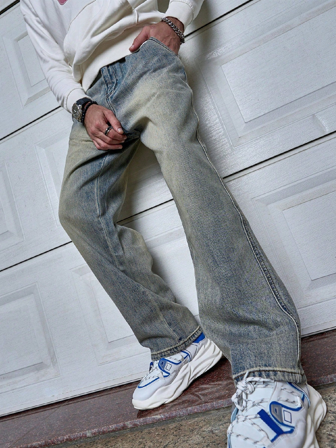 Close-up van de stof van de donkerblauwe straight-fit heren jeans, benadrukt duurzaamheid en kwaliteit.
