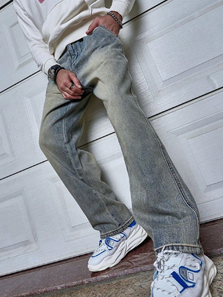 Close-up van de stof van de donkerblauwe straight-fit heren jeans, benadrukt duurzaamheid en kwaliteit.