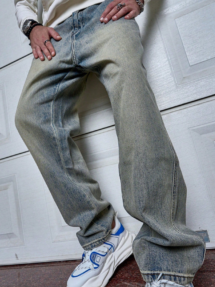 Man draagt tijdloze donkerblauwe straight-fit heren jeans, casual en comfortabel voor elke gelegenheid.