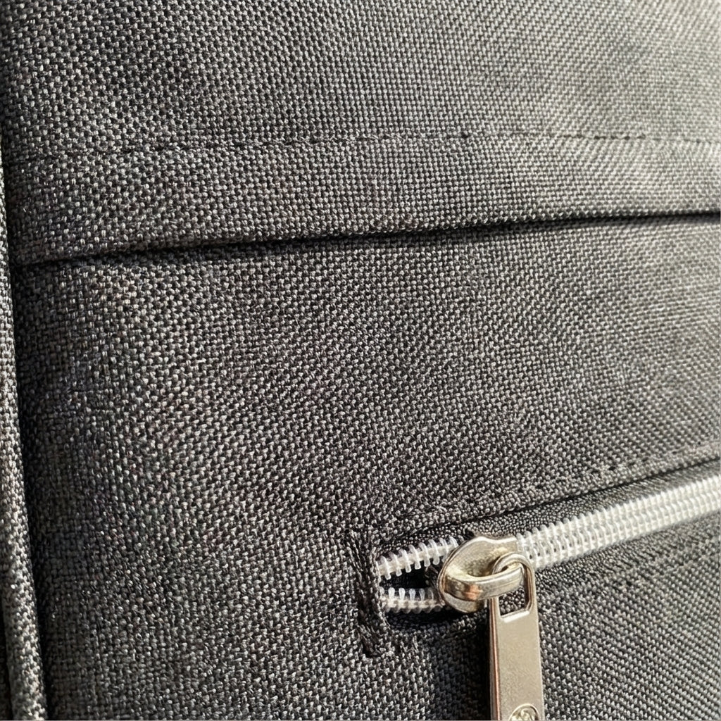 Compacte handbagage koffer SwiftCabin, past onder de stoel, met soepele spinner wielen voor elke vliegreis.