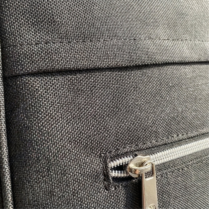 Compacte handbagage koffer SwiftCabin, past onder de stoel, met soepele spinner wielen voor elke vliegreis.