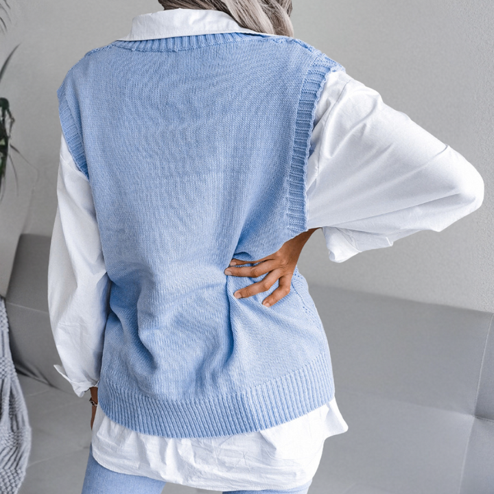 Model draagt trendy gebreide damestrui Angeza, perfect voor stijl en comfort in de herfst en winter. Damesmode.