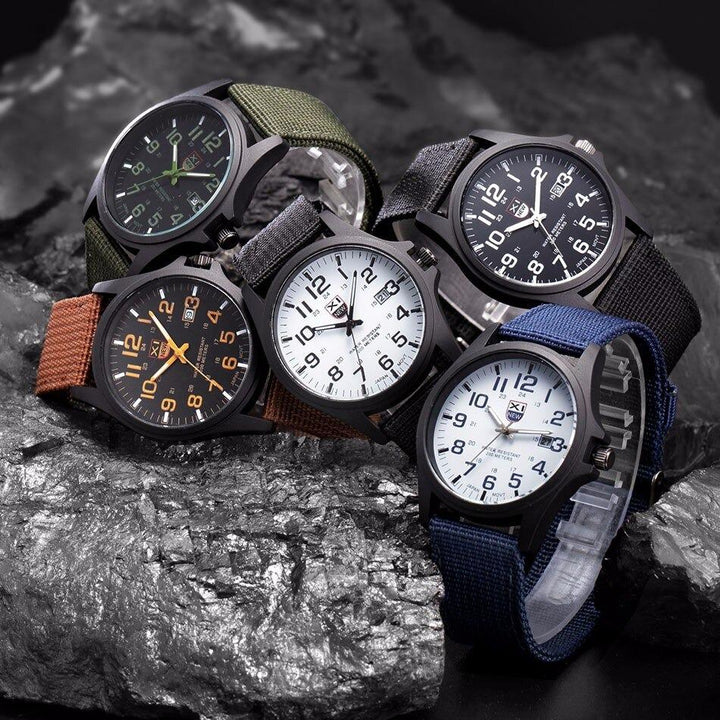 Duidelijk LED display van tactisch herenhorloge AvontuurTijd, ideaal voor donkere avonturen en outdoor.