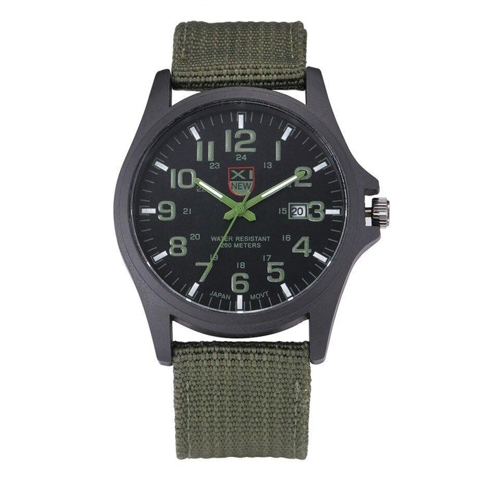 Man draagt robuust tactisch herenhorloge AvontuurTijd op pols tijdens outdoor avontuur, perfect voor sport.