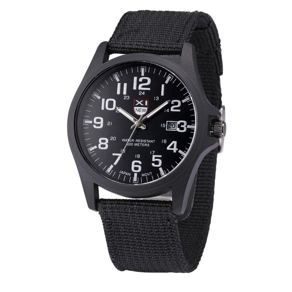 Detail van het schokbestendige ontwerp van het tactische herenhorloge AvontuurTijd, klaar voor actie.