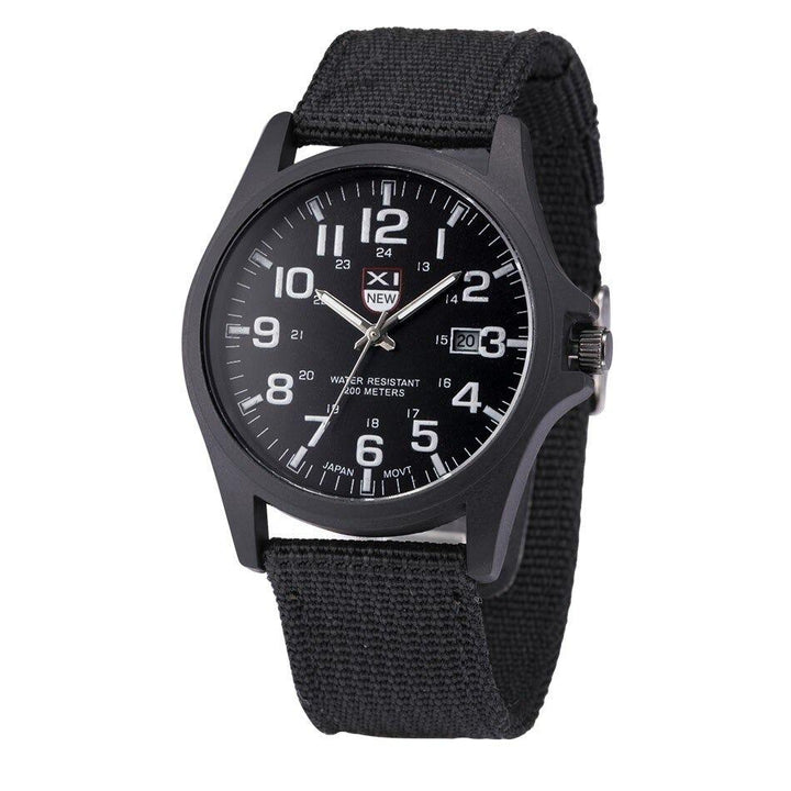 Detail van het schokbestendige ontwerp van het tactische herenhorloge AvontuurTijd, klaar voor actie.