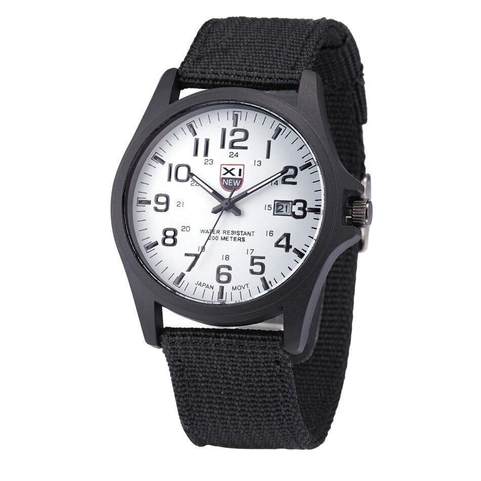 Heldere weergave van tijd en functies op tactisch herenhorloge AvontuurTijd met LED, voor avontuurlijke mannen.