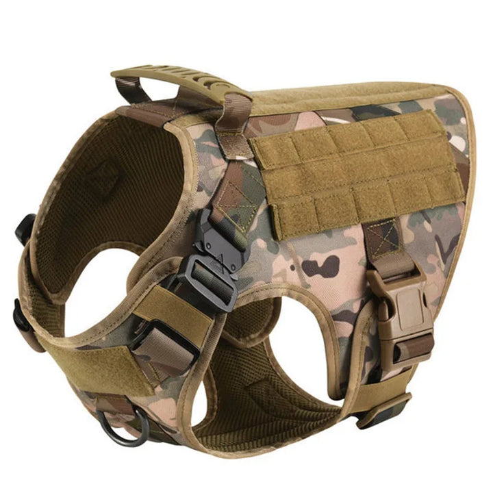 Hondentraining met tactisch hondentuig en riem, biedt optimale controle voor grote, actieve honden. Comfortabel en sterk.