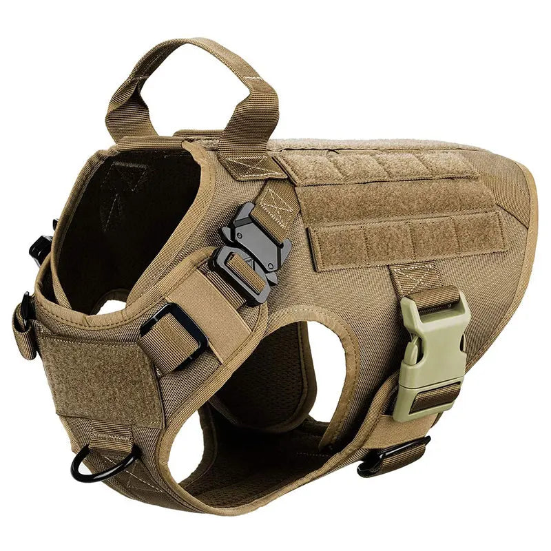 Detail van robuust tactisch hondentuig met sterke gespen en duurzaam nylon, geschikt voor intensief gebruik door grote honden.