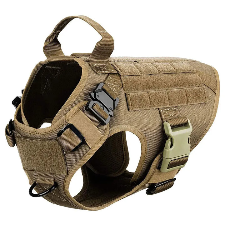 Detail van robuust tactisch hondentuig met sterke gespen en duurzaam nylon, geschikt voor intensief gebruik door grote honden.