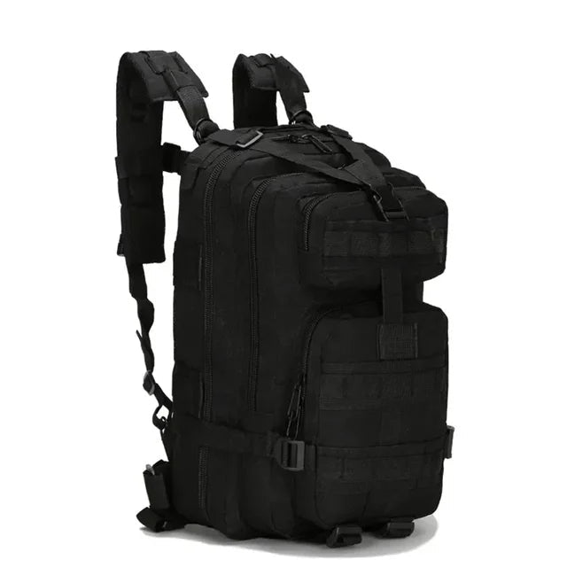 Volledig survival noodpakket in zwarte tactische 20L rugzak voor outdoor avonturen, preppers en crisisvoorbereiding.