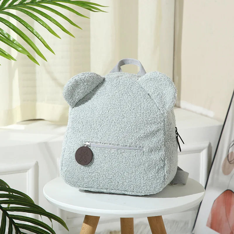 Schattige TeddyBuddy kinderrugzak met pluizige textuur, veelzijdig en stijlvol voor elke kleuter of peuter.