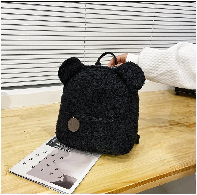 Zachte teddy kinderrugzak, de TeddyBuddy, comfortabel en duurzaam voor dagelijks gebruik door kinderen. Een must-have.