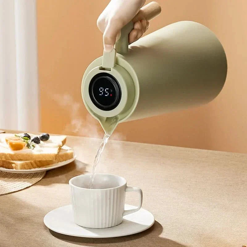 Olijfgroene thermoskan met temperatuurweergave die koffie inschenkt
