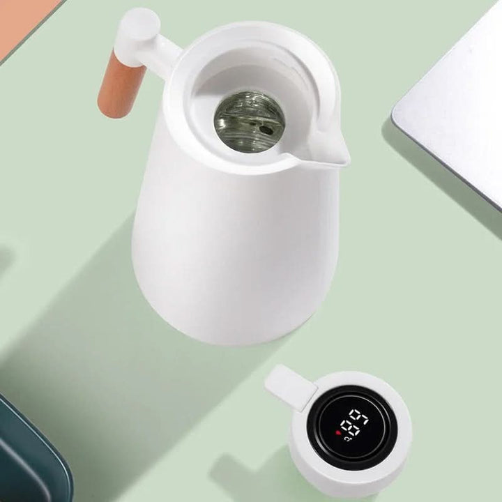 Moderne isolatiekan met digitale temperatuurweergave op het deksel voor warme dranken