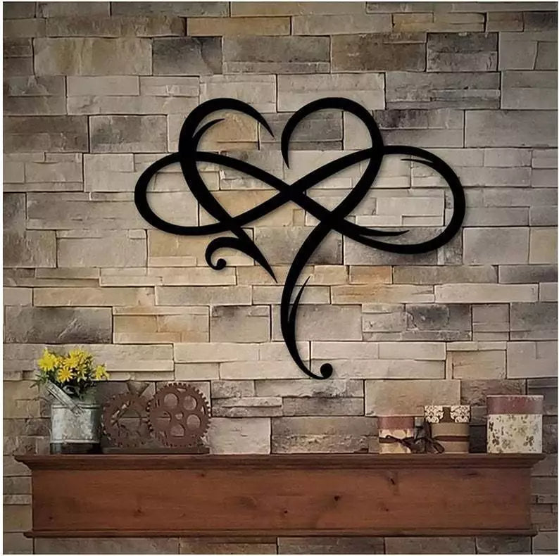 Elegant ijzeren oneindig hart als wanddecoratie; een tijdloos stuk metalen kunst voor een klassiek of modern interieur.