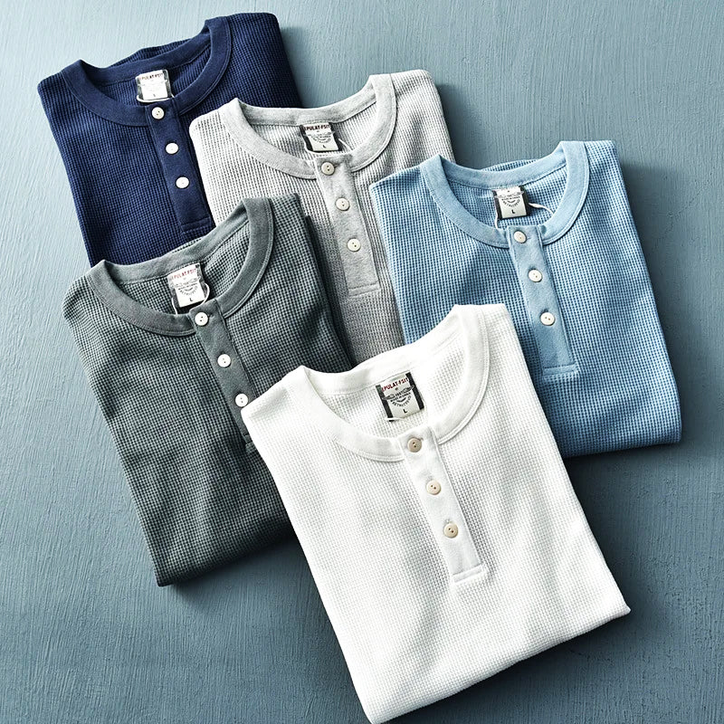 Verschillende kleuren heren Henley shirts netjes opgevouwen
