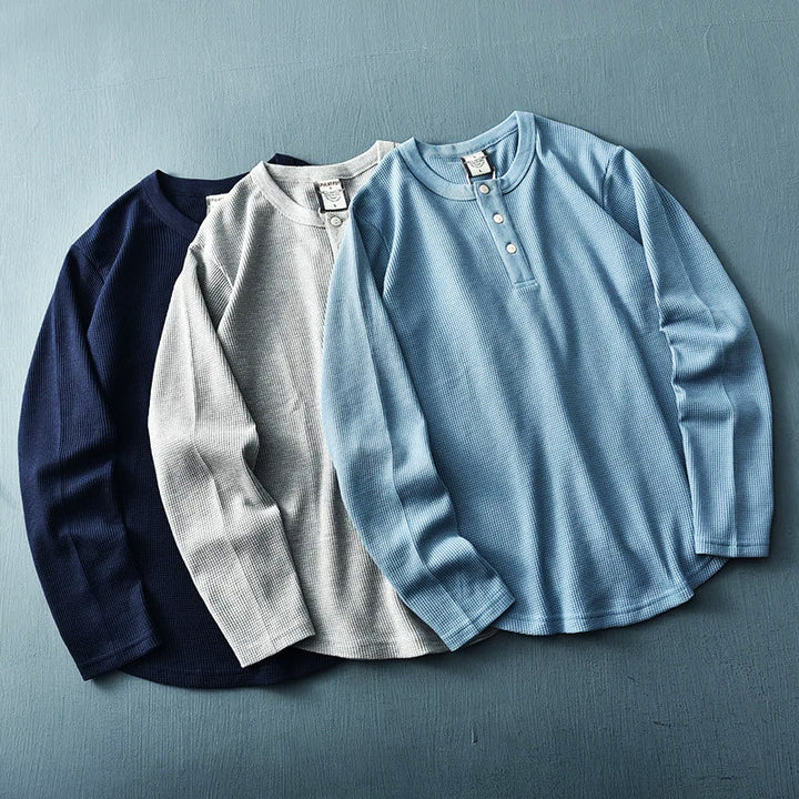 Donkerblauw heren henley t-shirt met lange mouw en subtiele knoopsluiting voor casual mode.