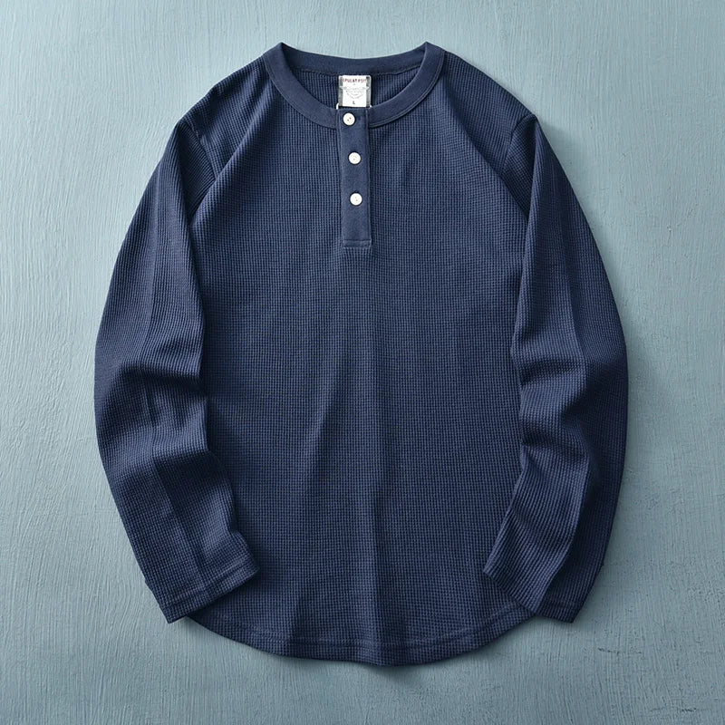 Achterkant van een comfortabel heren henley shirt in een effen kleur.
