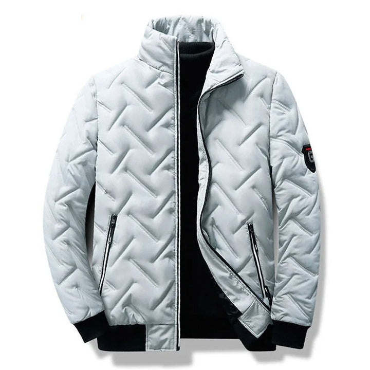Detailopname van de trendy herenkleding voorjaar, een hip-length puffer jacket van dichtbij