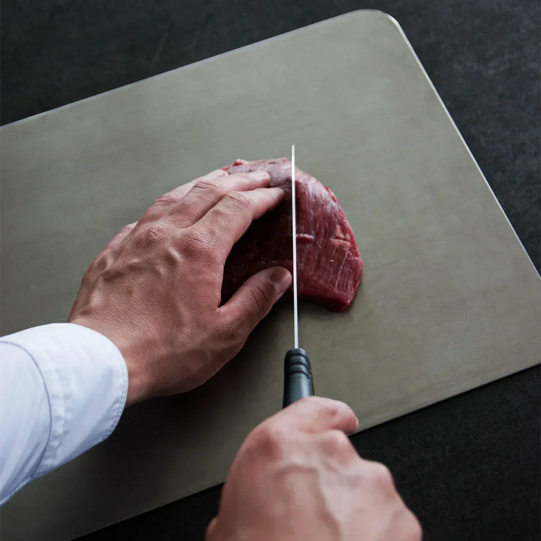 Stijlvolle titanium keukenplank, BPA-vrij voor veilig snijden. Krasbestendig en makkelijk te reinigen. Duurzaam keukengerei.