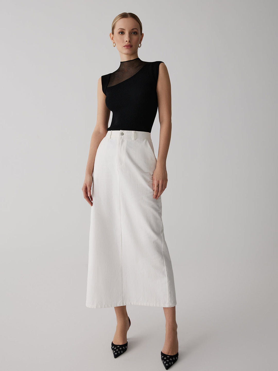 Volledige outfit met het mouwloze geribbelde damesshirt gecombineerd met een witte rok