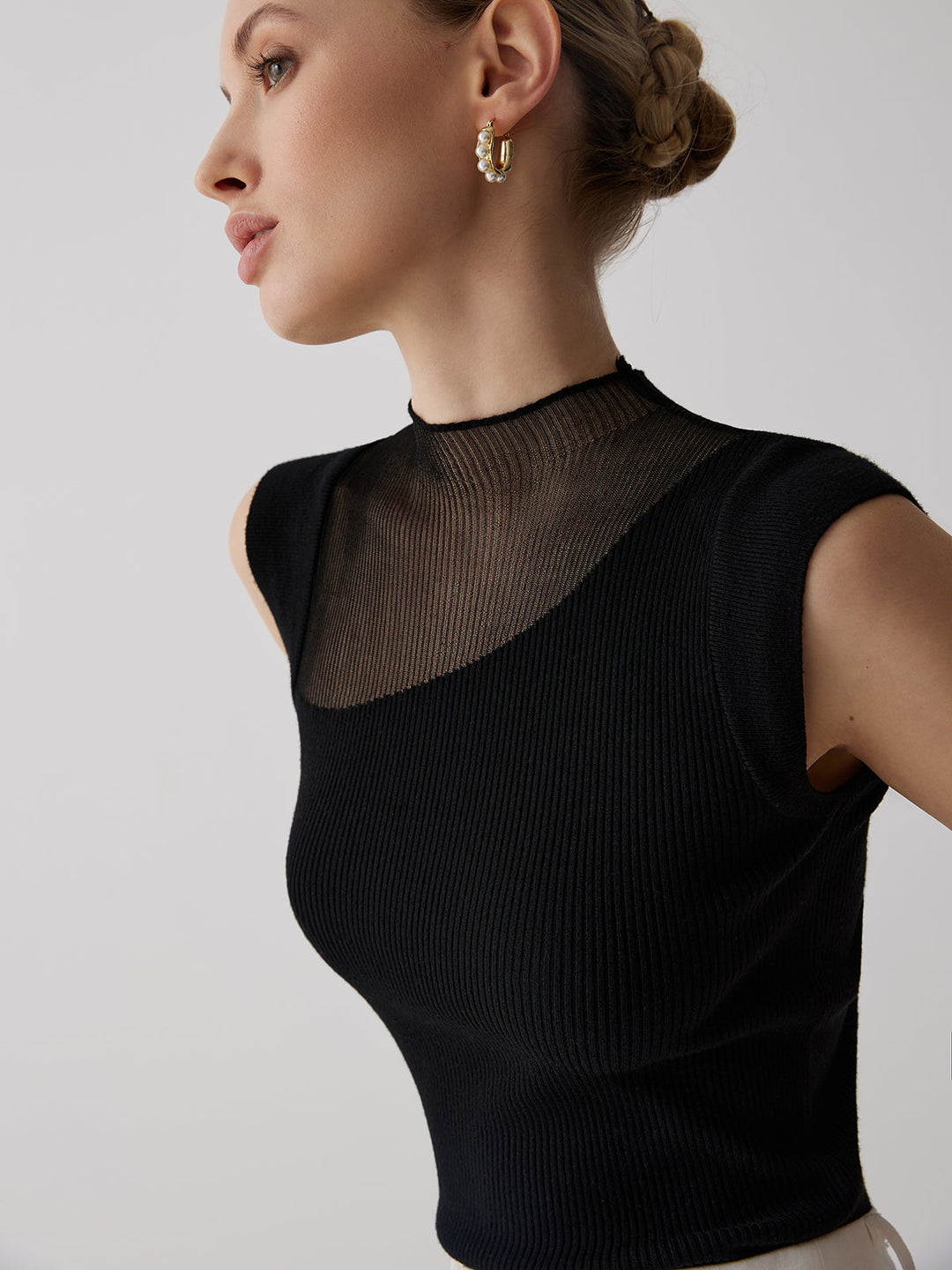 Elegant mouwloos geribbeld damesshirt Alva met hoge kraag in close-up