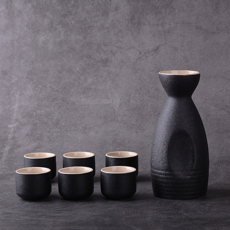 Traditioneel Japans keramisch sake drinkservies, ideaal voor thee. Elegant zwart-wit design, perfect cadeau.
