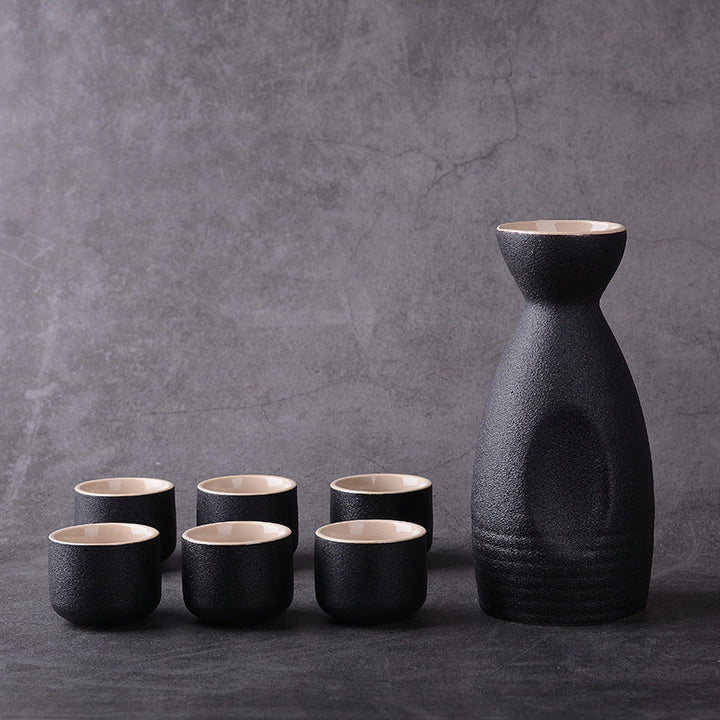 Traditioneel Japans keramisch sake drinkservies, ideaal voor thee. Elegant zwart-wit design, perfect cadeau.